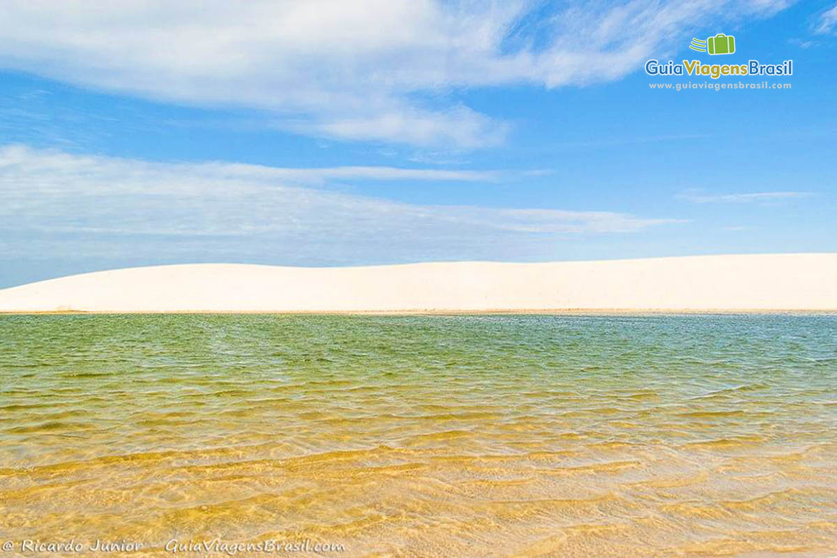 Imagem das águas transparentes, próximo as dunas em Jericoacoara.